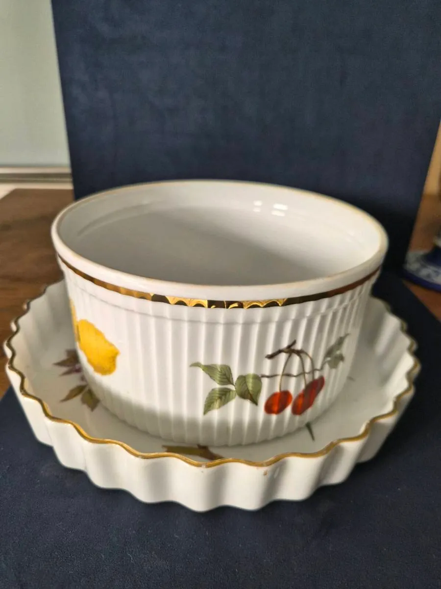 Royal Worcester 'Evesham Gold' flan& souffle - Image 1