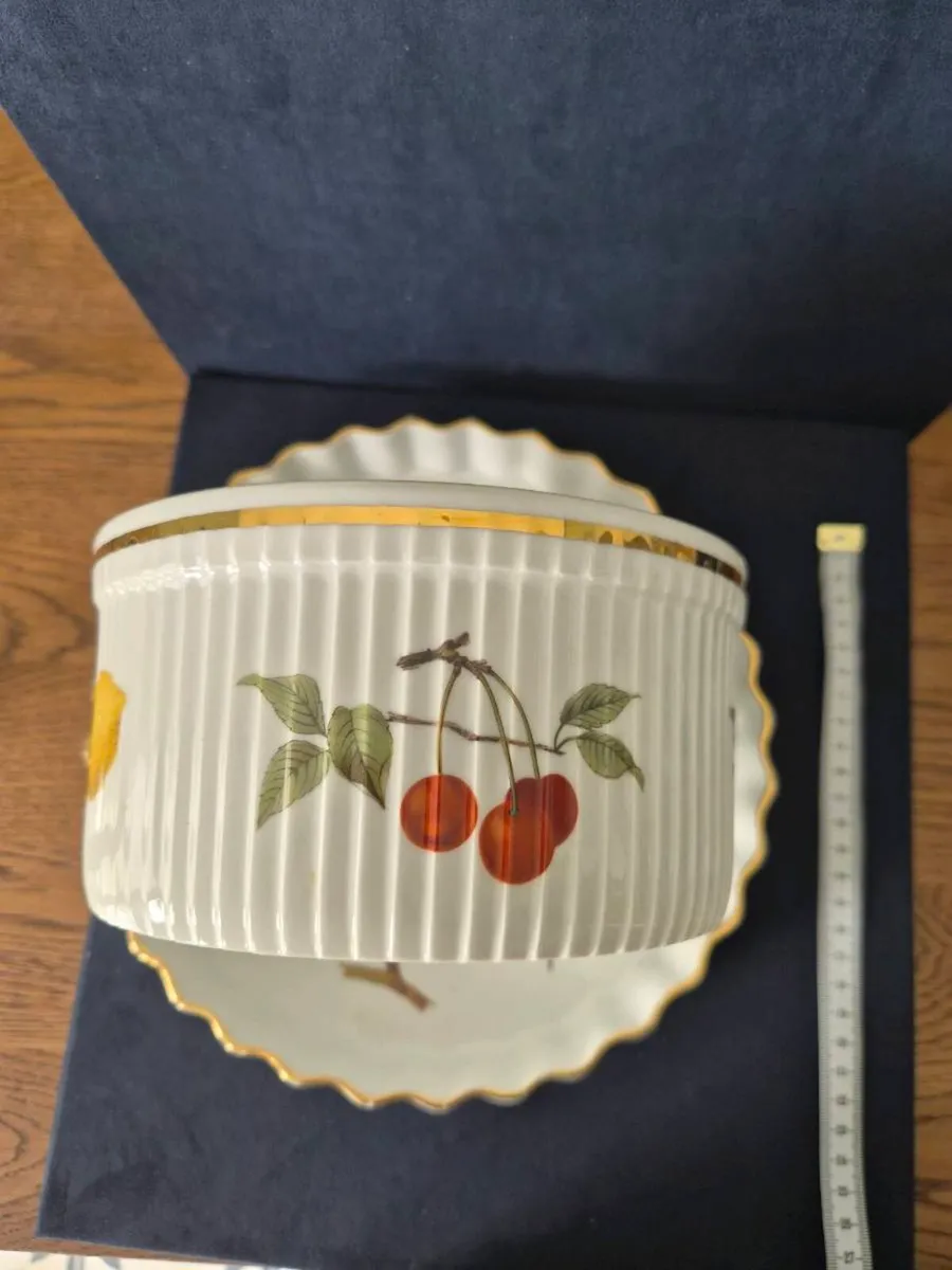 Royal Worcester 'Evesham Gold' flan& souffle - Image 2