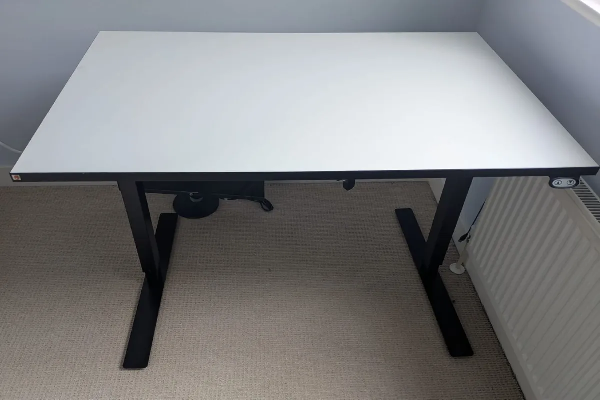 Electric height adjustable desk - Image 1