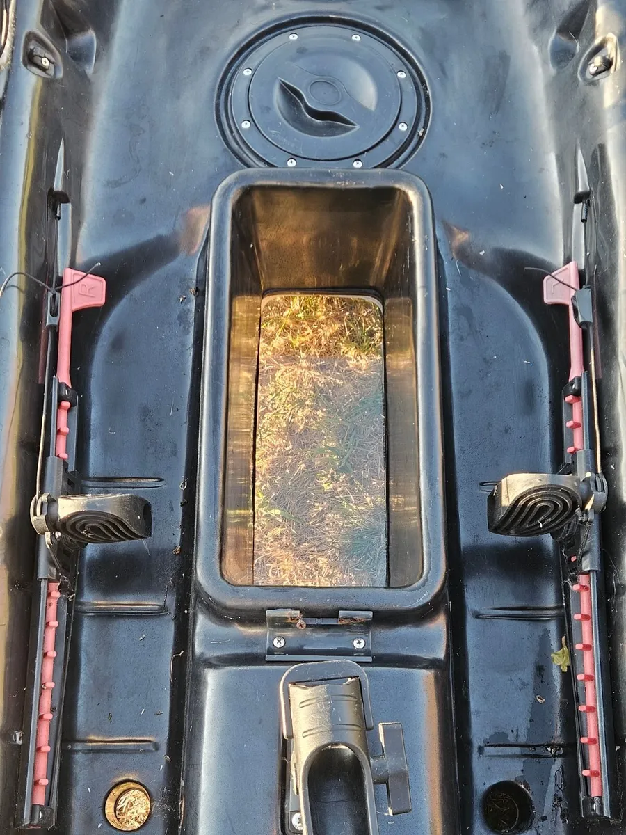 MCG Kayaks - 4m Fishing Kayak with Rudder & Seat - Image 4