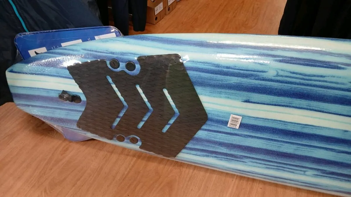 New 8ft Surfboard inc leash, tail pad, fins - Image 4