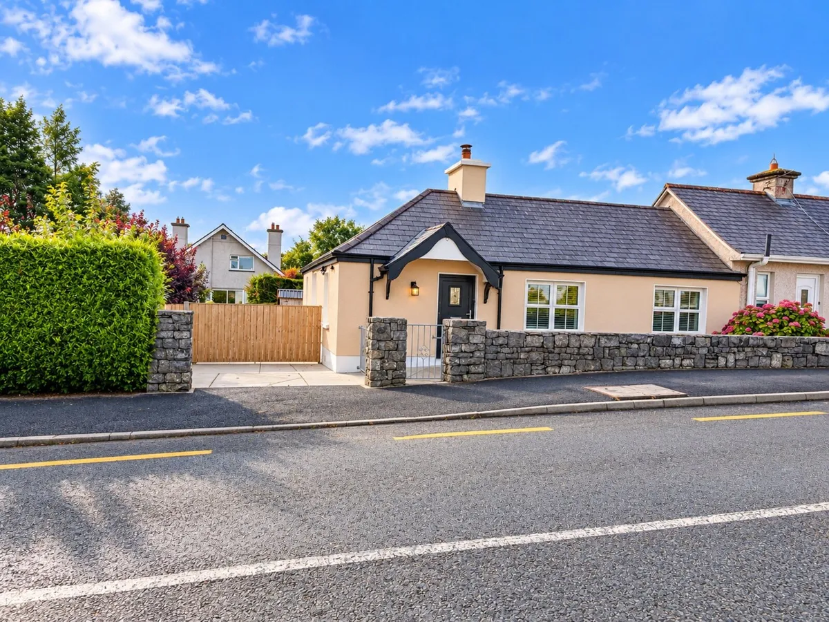 3 Bed Cottage - Image 1
