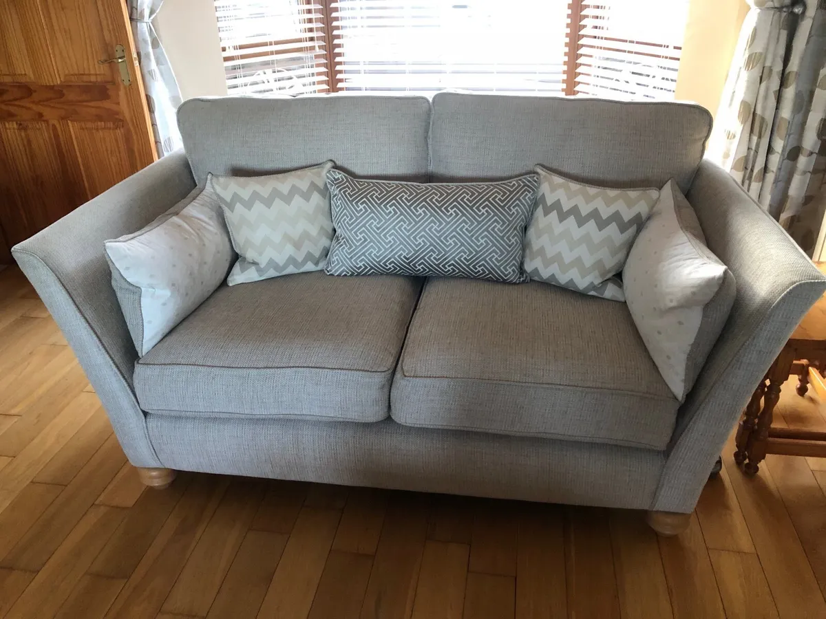 Beautiful large 2 seater Sofa - Image 2