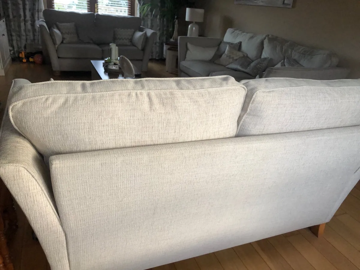 Beautiful large 2 seater Sofa - Image 3