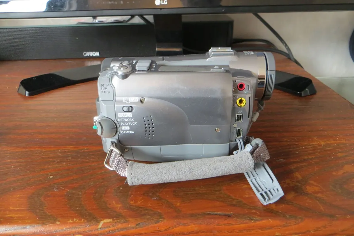 Canon MVX 350i mini DV camcorder - Image 2