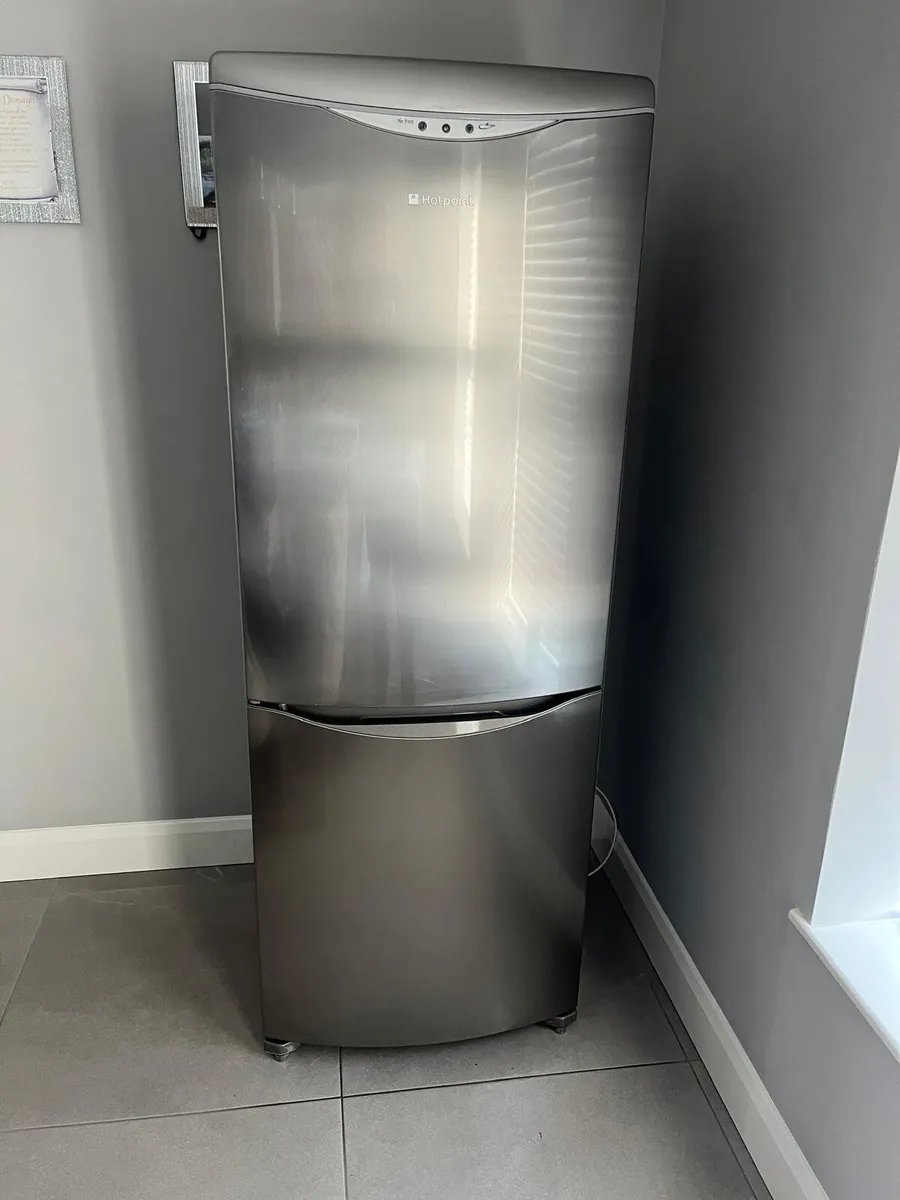 Hotpoint frost free fridge freezer - Image 1