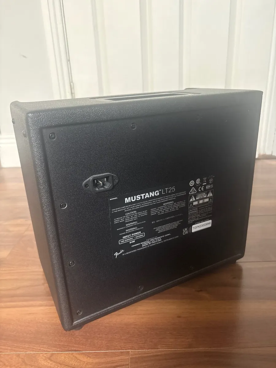 Fender Mustang LT25 Guitar Amplifier - Image 3