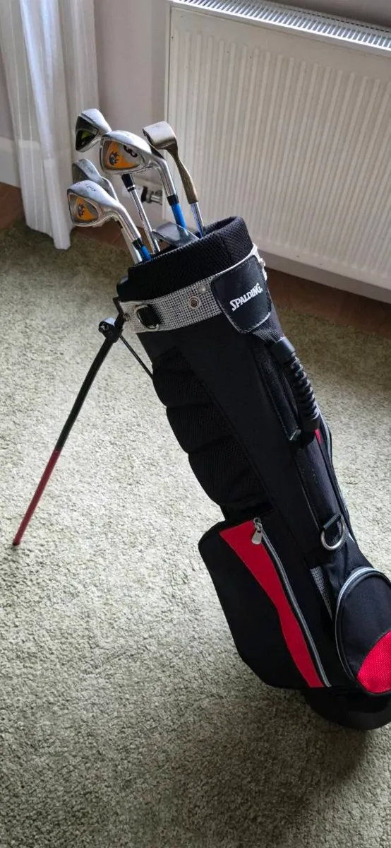 Junior golf clubs and bag x 2 - Image 3