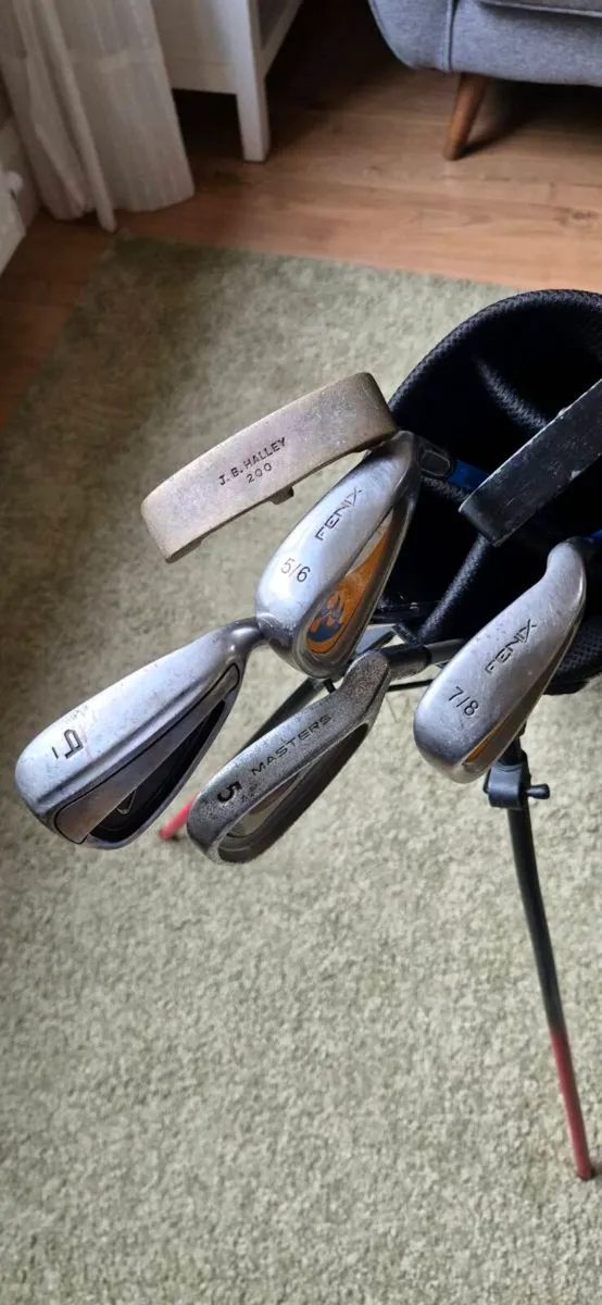 Junior golf clubs and bag x 2 - Image 4