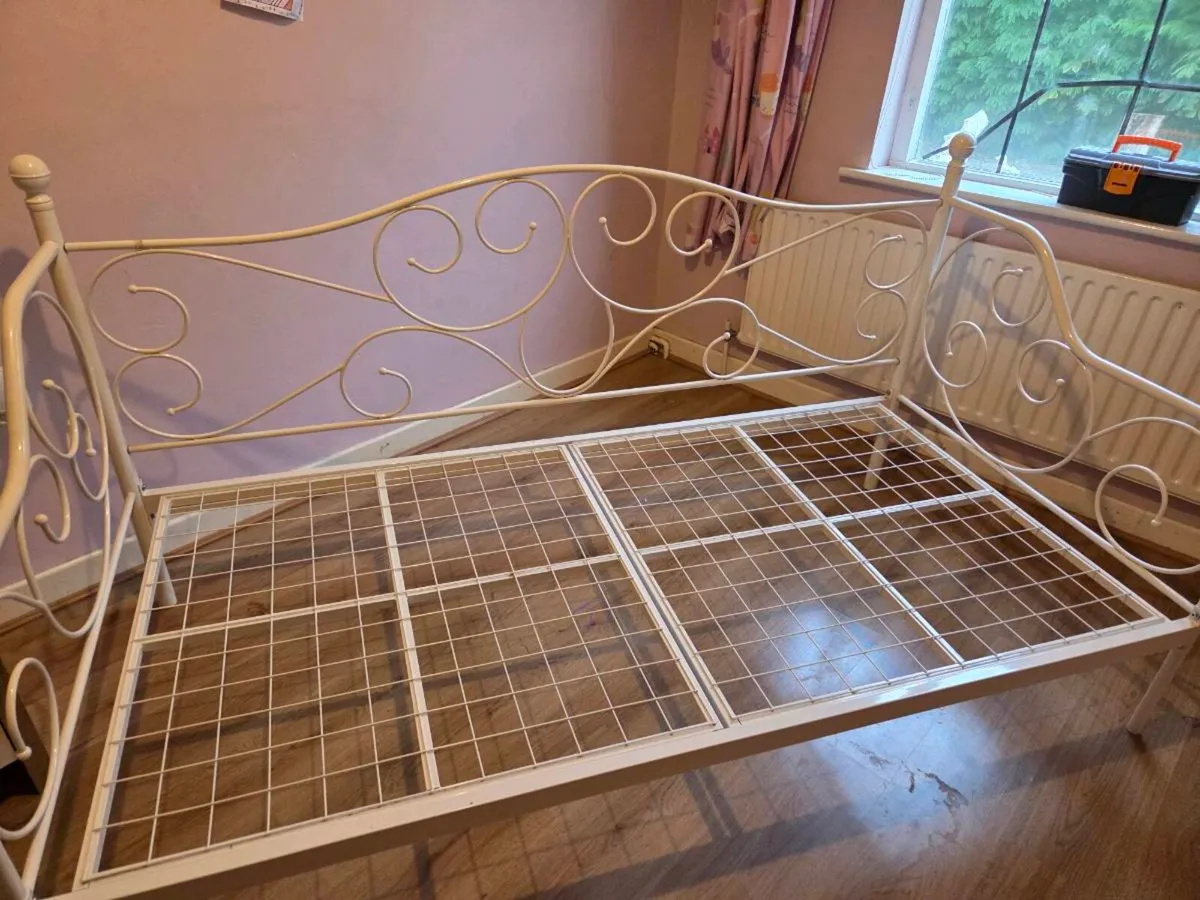 Single day bed frame
