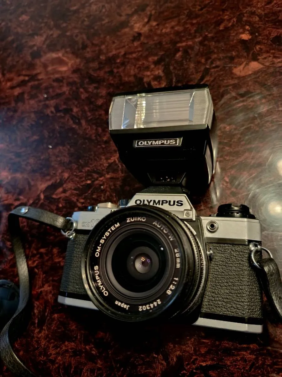 Olympus OM 10 camera with flash - Image 1