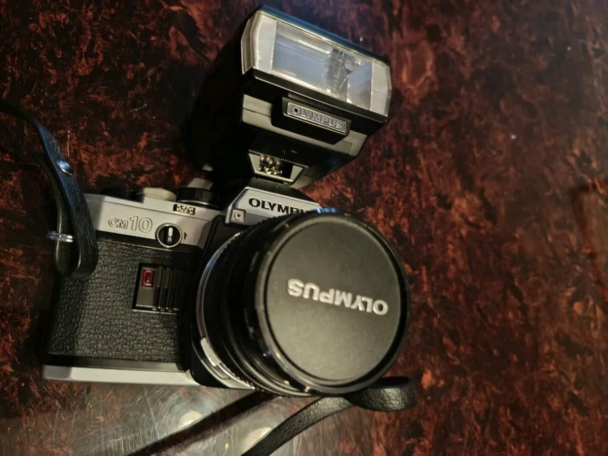 Olympus OM 10 camera with flash - Image 2