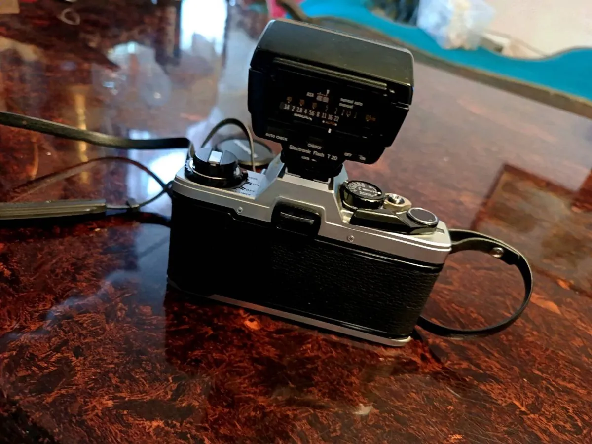 Olympus OM 10 camera with flash - Image 3