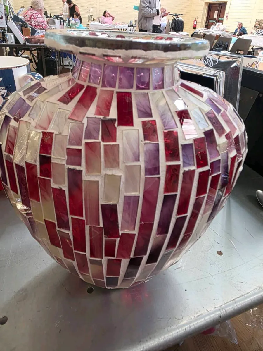HUGE DAZZLING PINK TILED, Heavy Glass WIde Vase ! - Image 4