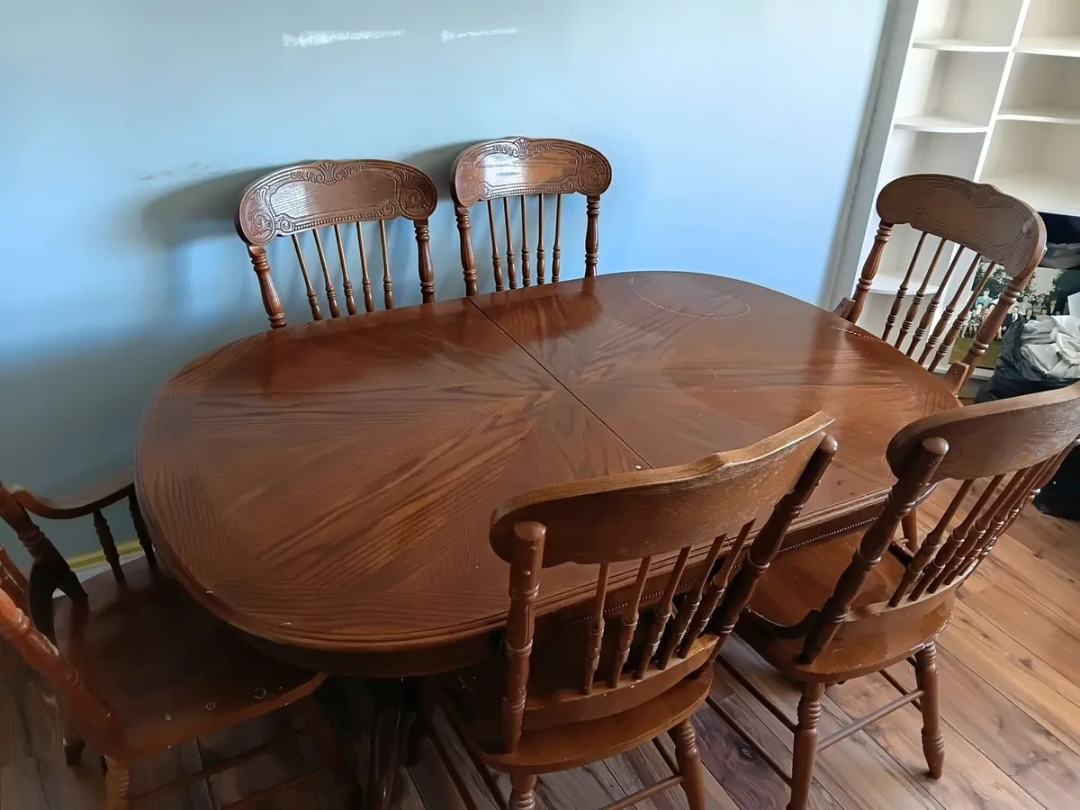 Table and chairs - Image 1