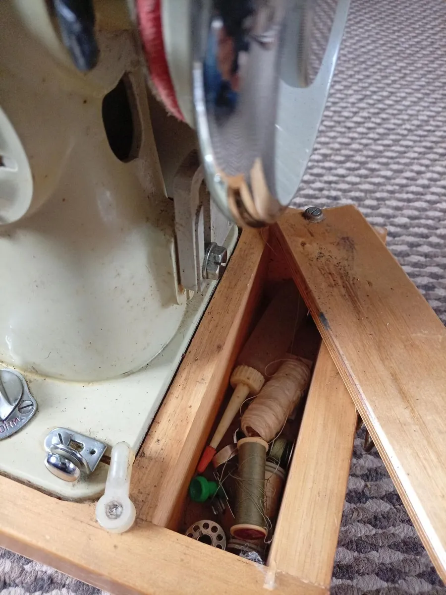 Vintage sewing machine - Image 2