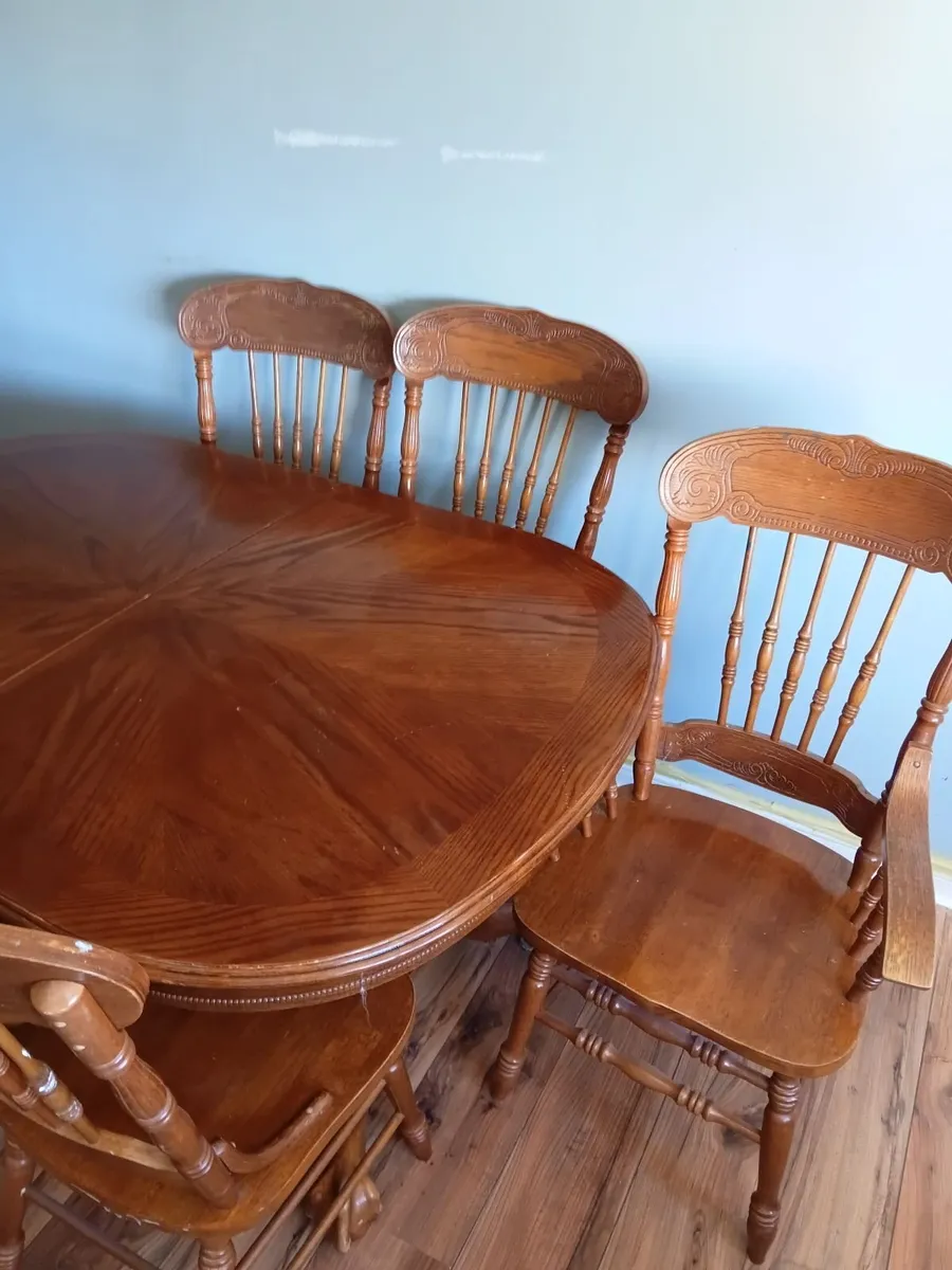 Table and chairs - Image 4