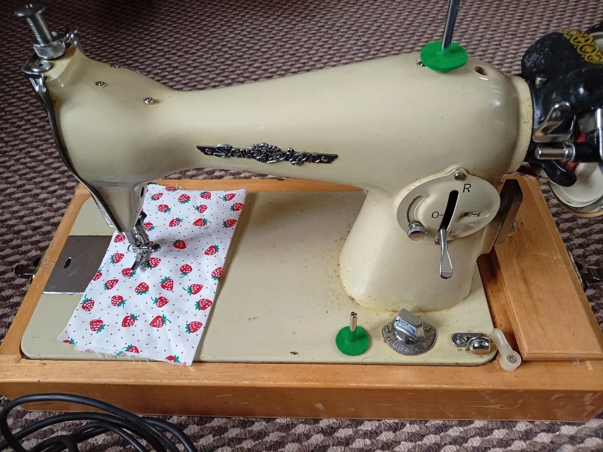 Vintage sewing machine - Image 3