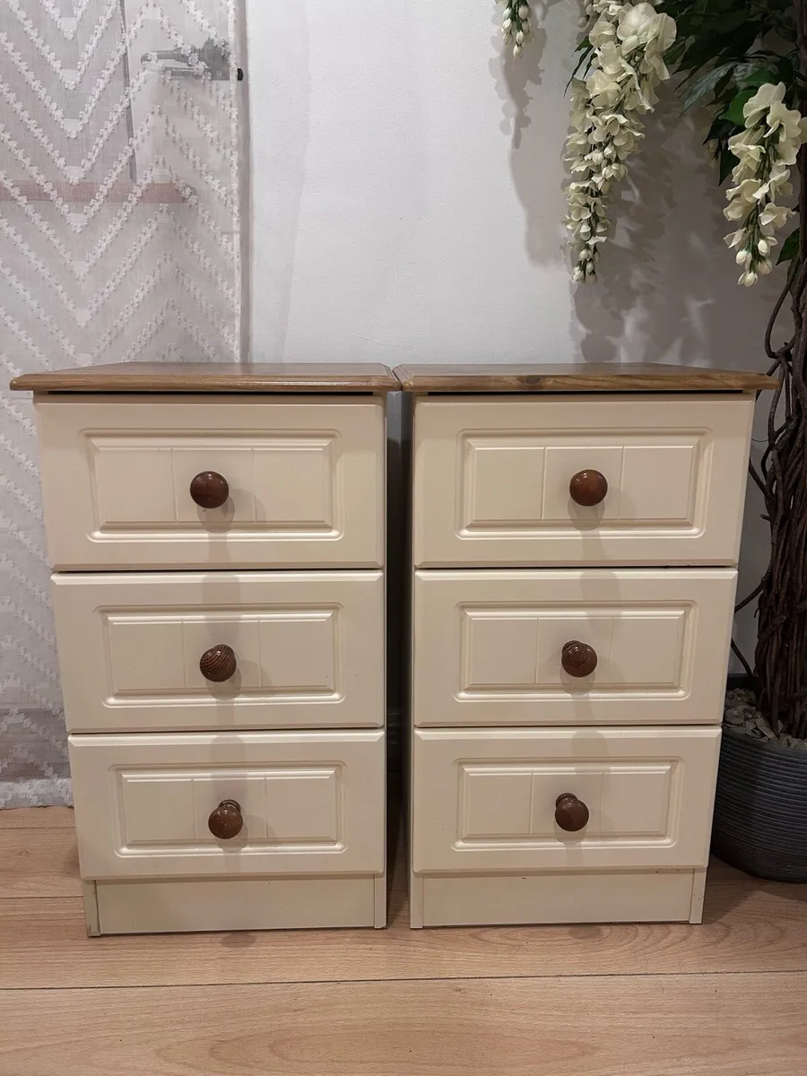 Bedside lockers and chest of drawers - Image 1