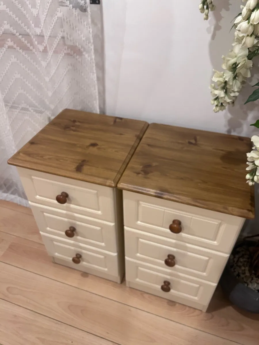 Bedside lockers and chest of drawers - Image 3