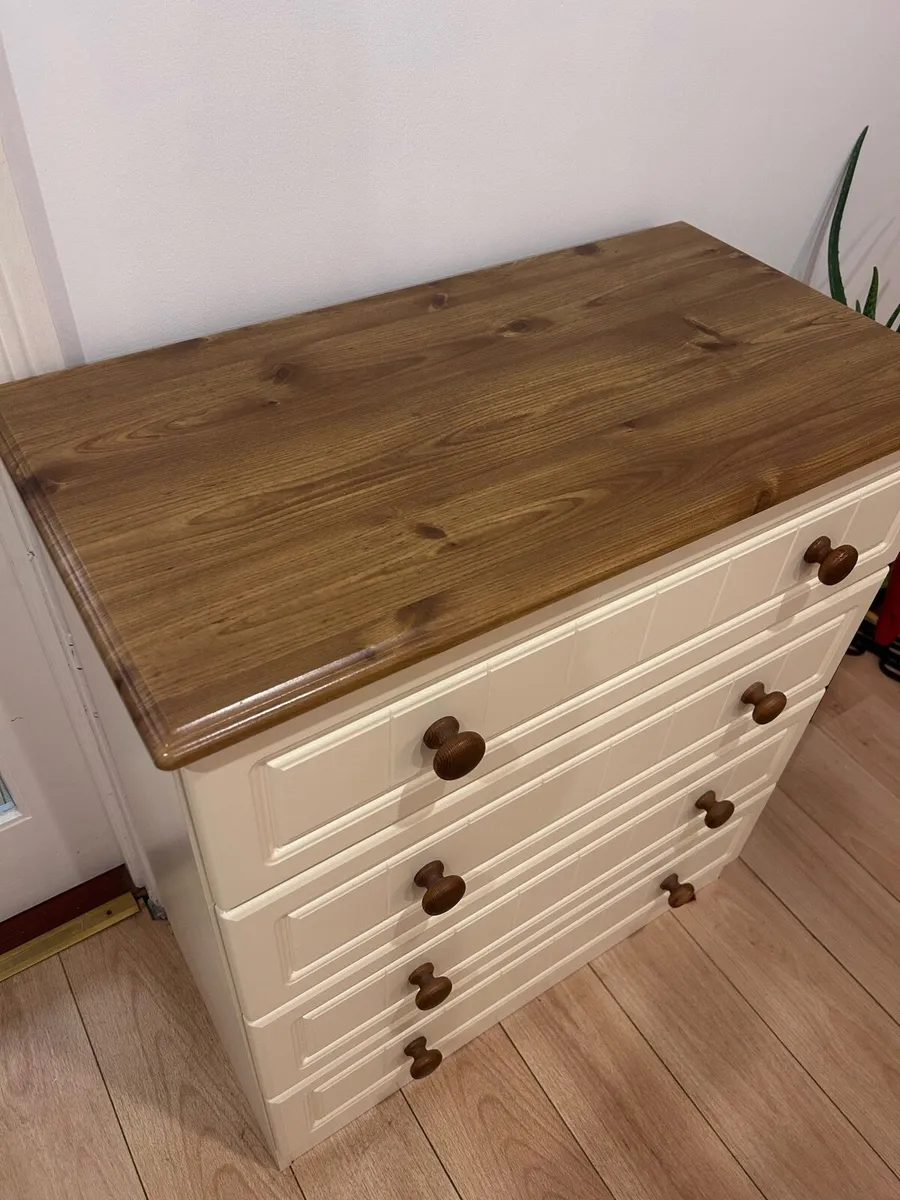 Bedside lockers and chest of drawers - Image 4