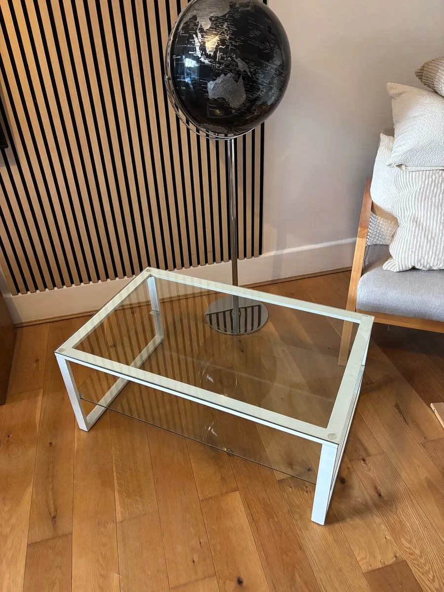 White and glass Kave Home coffee table - Image 1
