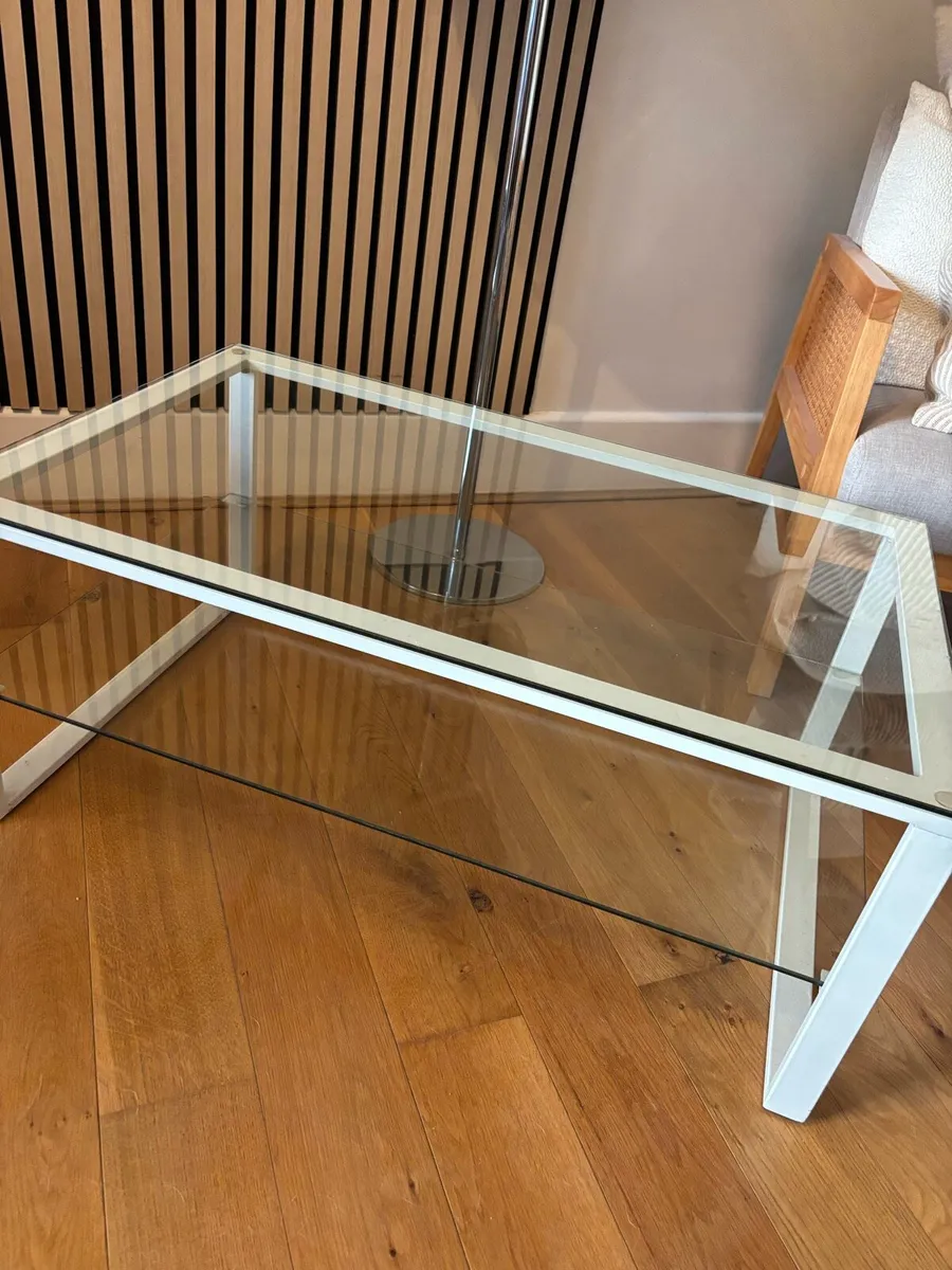 White and glass Kave Home coffee table - Image 2