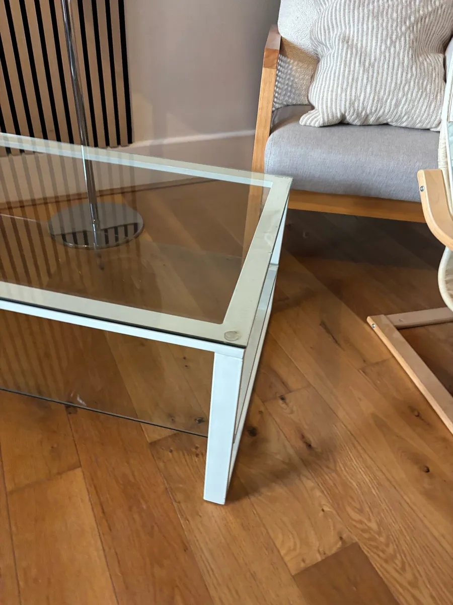 White and glass Kave Home coffee table - Image 3