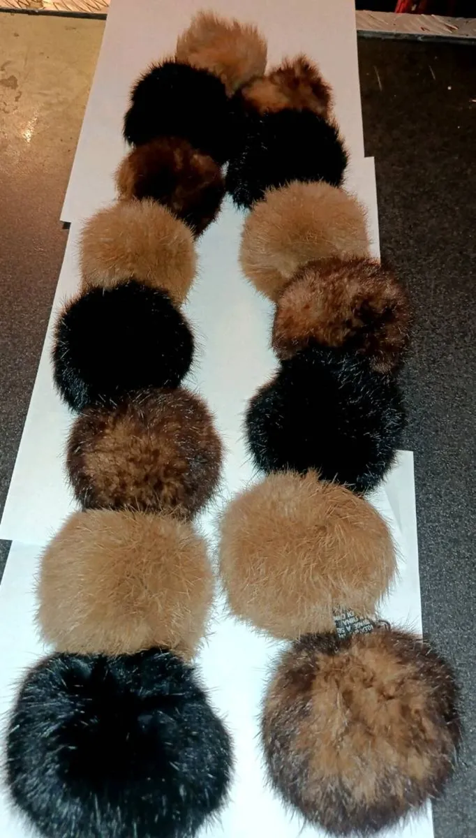Real fur pompom stole with label - Image 1