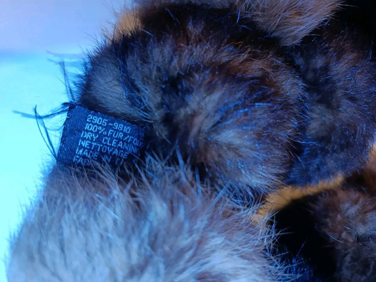 Real fur pompom stole with label - Image 2
