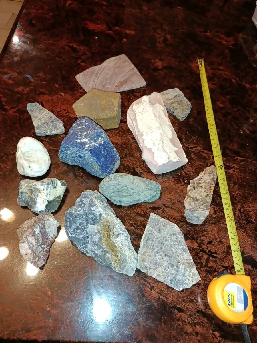 Large mineral specimen lot - Image 1