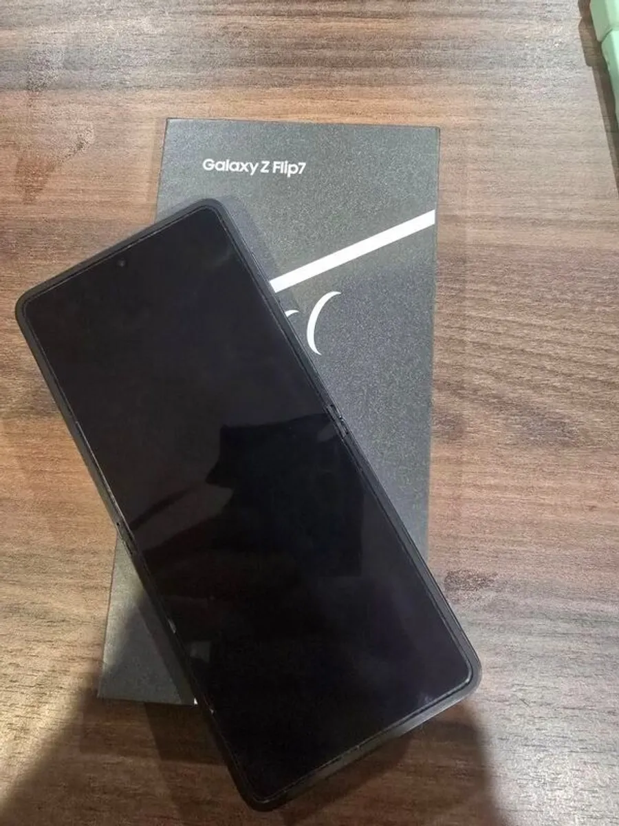 Samsung Galaxy Z Flip7 - Image 1