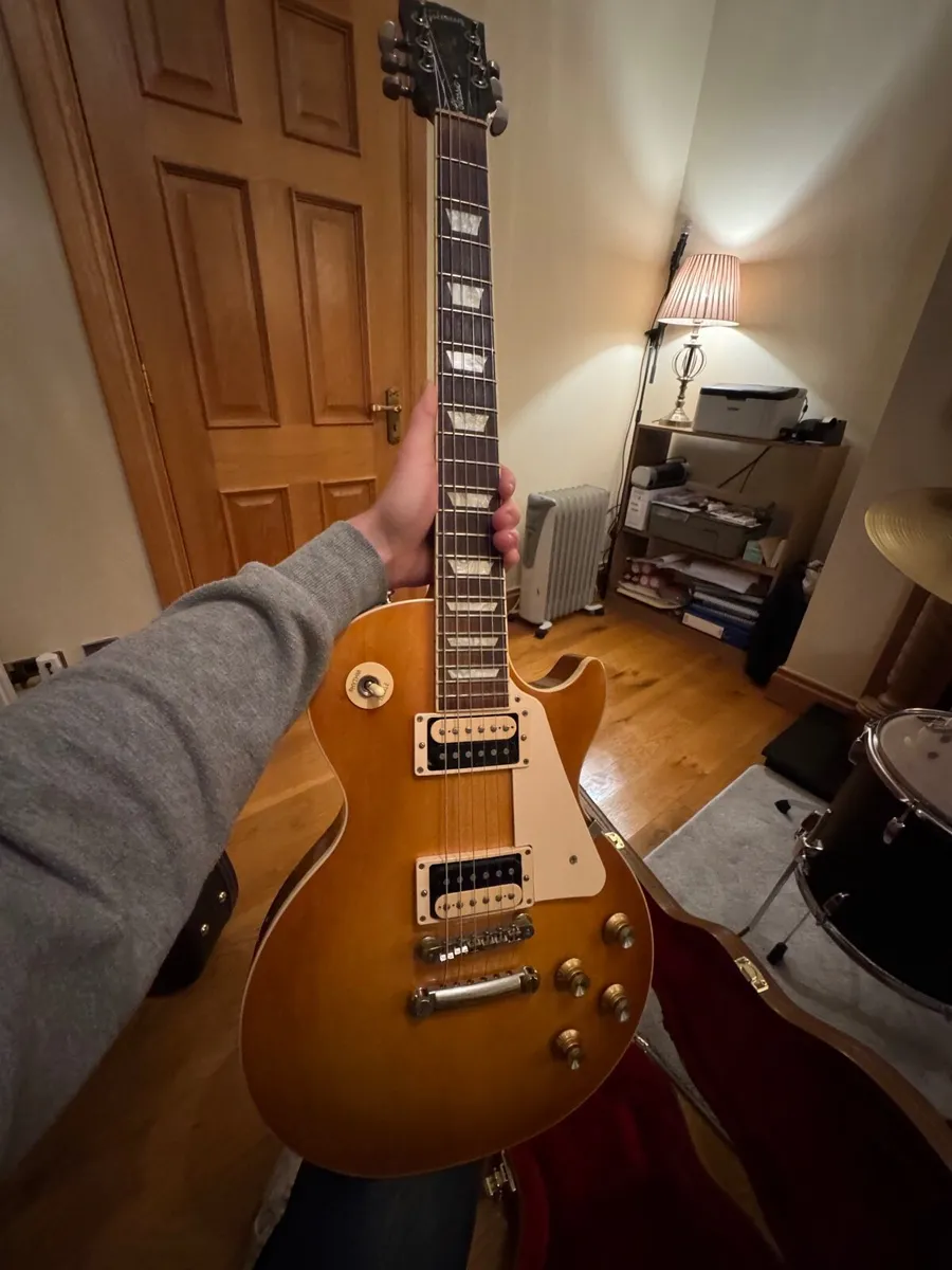 Beautiful Gibson Les Paul Classic and Hard Case - Image 2