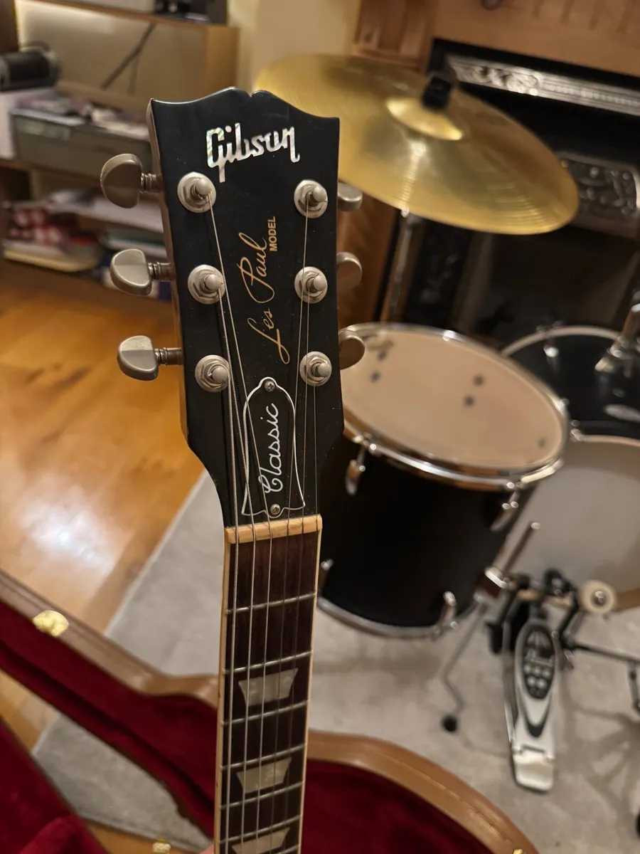 Beautiful Gibson Les Paul Classic and Hard Case - Image 4