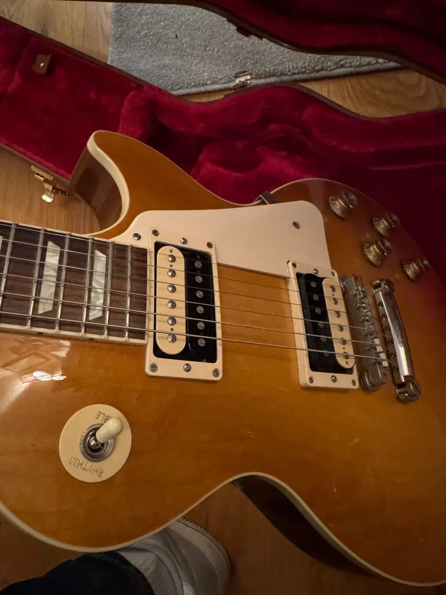 Beautiful Gibson Les Paul Classic and Hard Case - Image 3