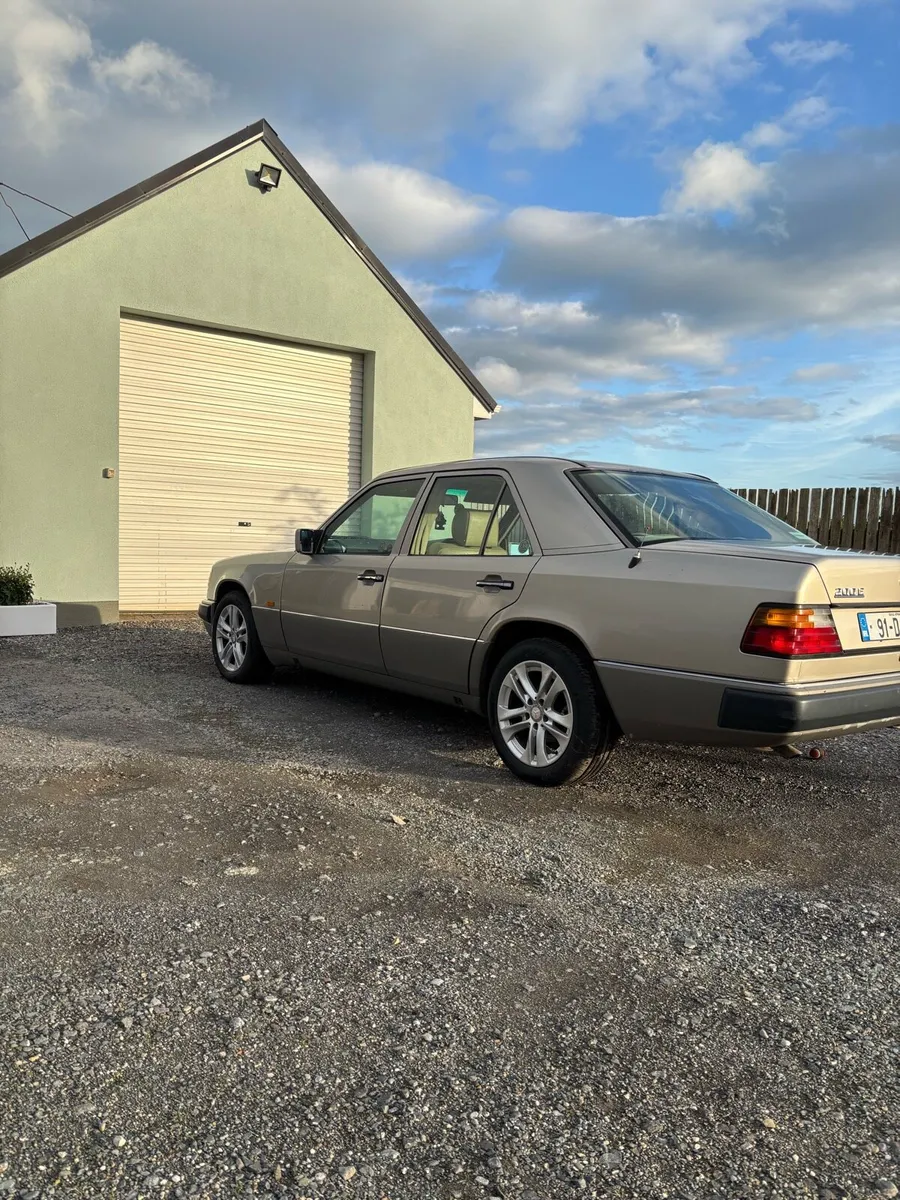 Mercedes 200E - Image 4