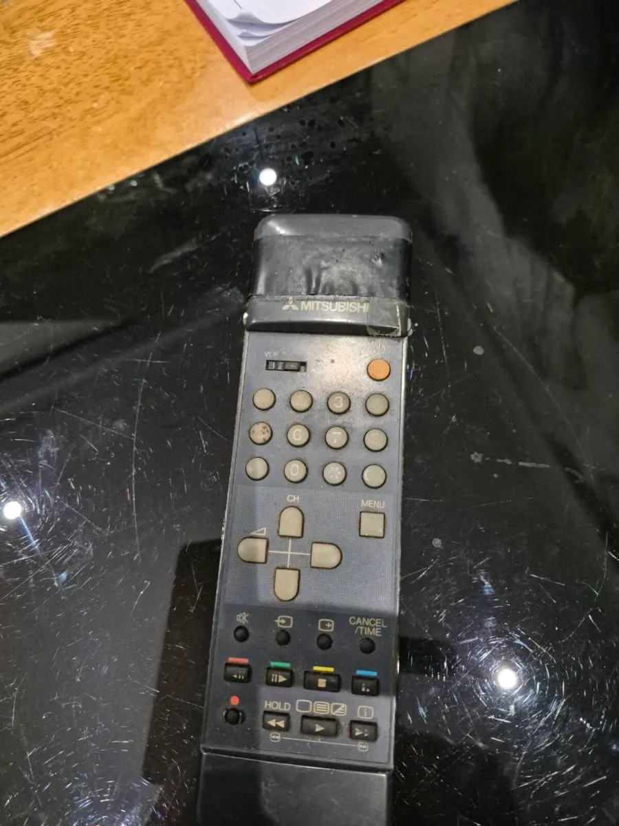 Vintage  20" Mitsubishi Tv  & Remote control - Image 2