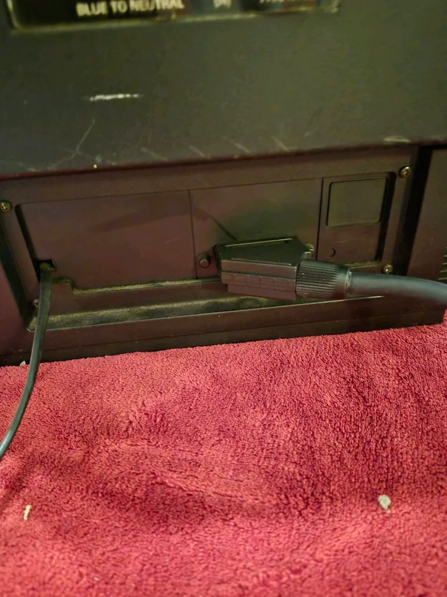 Vintage  20" Mitsubishi Tv  & Remote control - Image 4