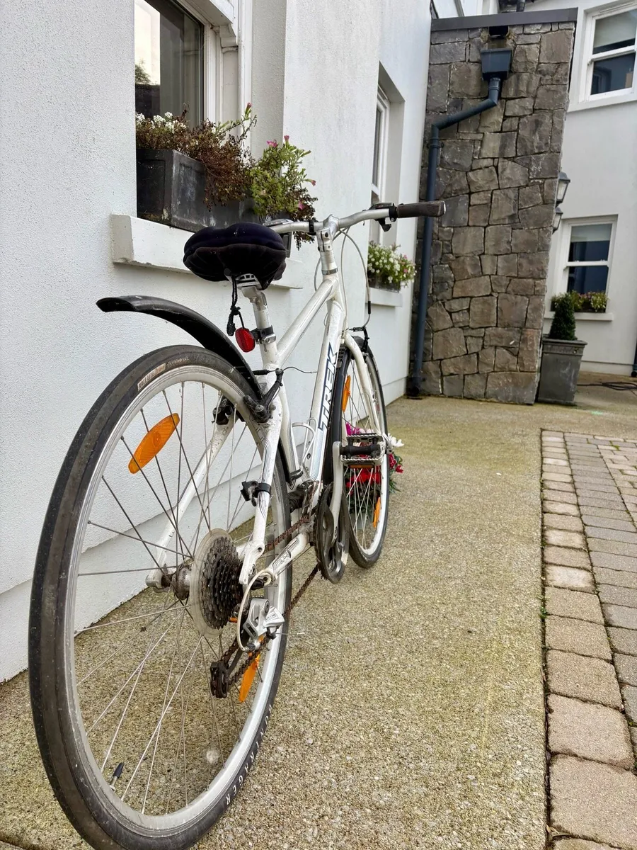 Trek 7.3 FX Hybrid Bike – White – 17” Frame - Image 3