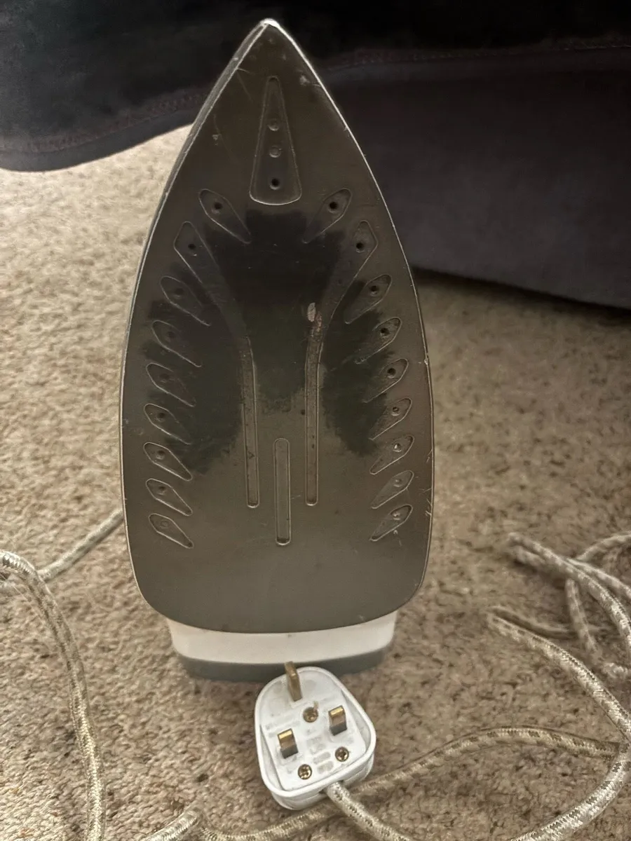 Russell Hobbs Light & Easy Steam Iron – 2200W - Image 2