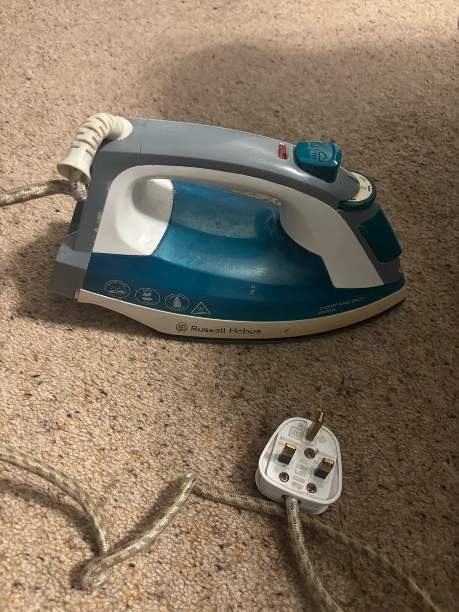 Russell Hobbs Light & Easy Steam Iron – 2200W - Image 3