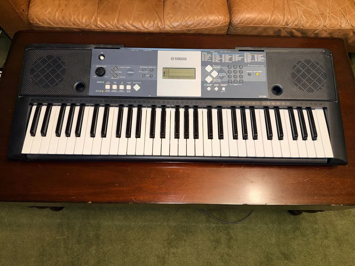 Yamaha YPT-230 Portable Keyboard w/ stand - Image 1