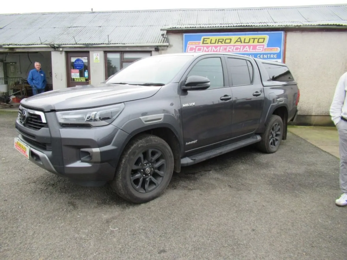 2.8 D-4D Invincible X Pickup Double Cab 4dr Diesel - Image 3