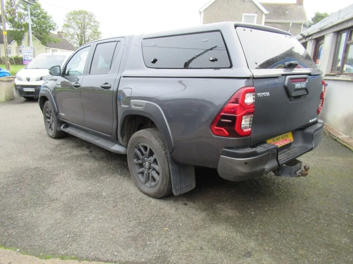 2.8 D-4D Invincible X Pickup Double Cab 4dr Diesel - Image 2