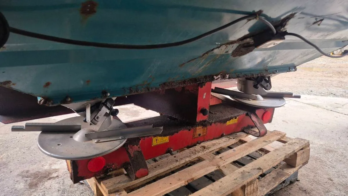 Sulky fertilizer spreader - Image 3