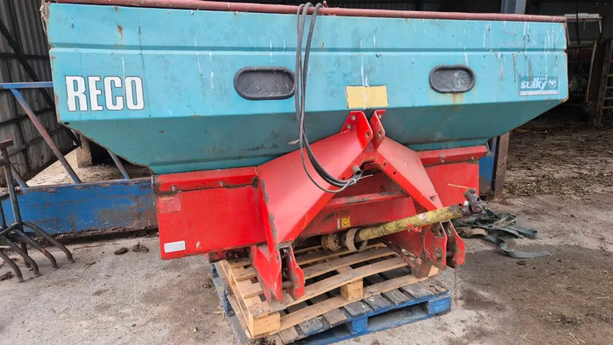 Sulky fertilizer spreader - Image 1