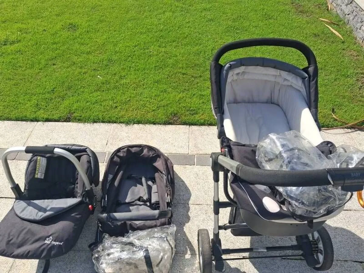 baby pram, moses basket, bath, bouncer. - Image 1