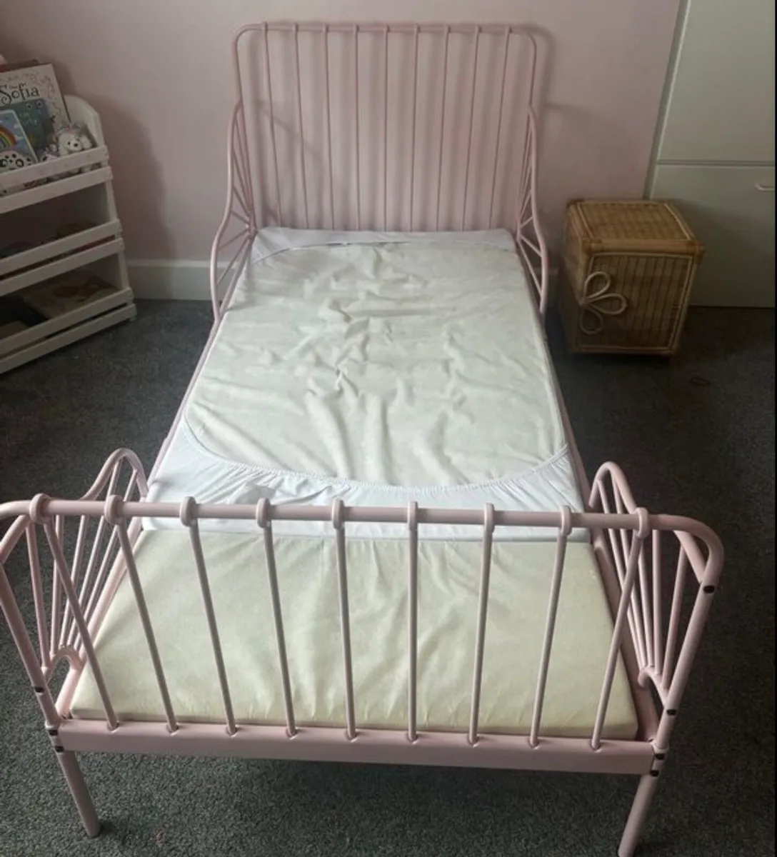 Pink bed frame - Image 1