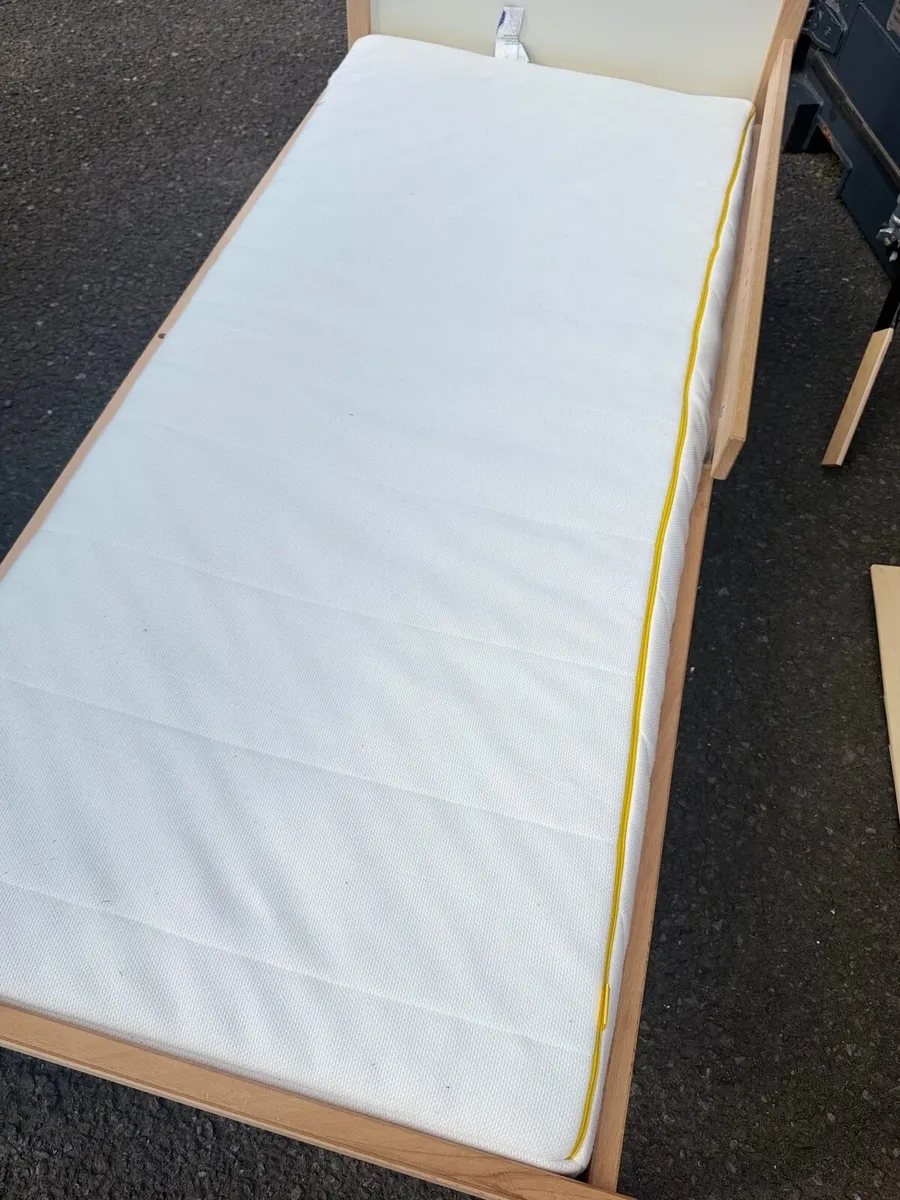 Kids bed frame - Image 1