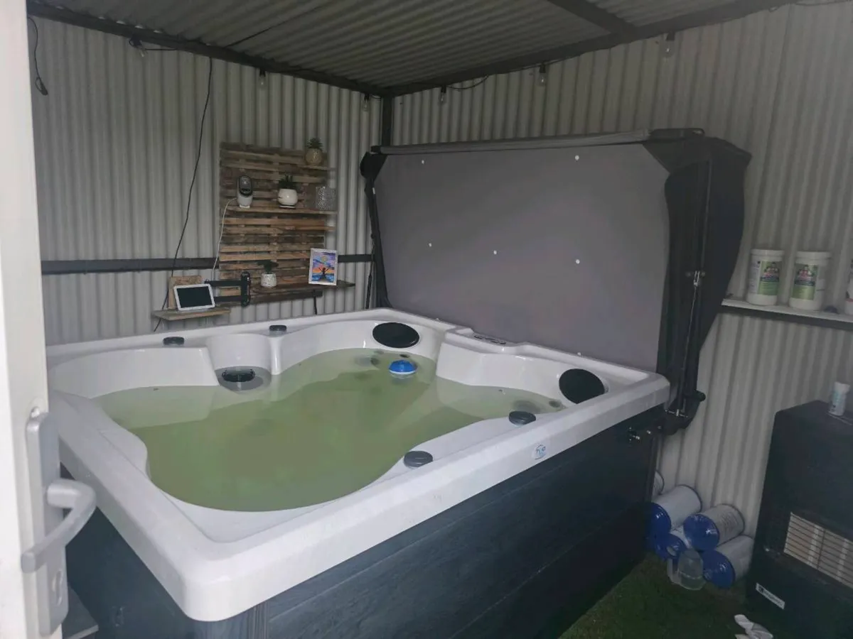 Hot tub - Image 1